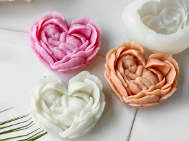 Molde silicona bebe dentro de una rosa corazon